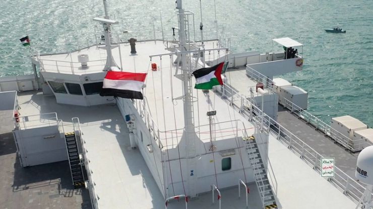 "شيشة" يمنية  على ظهر سفينة "غالكسي الإسرائيلية"