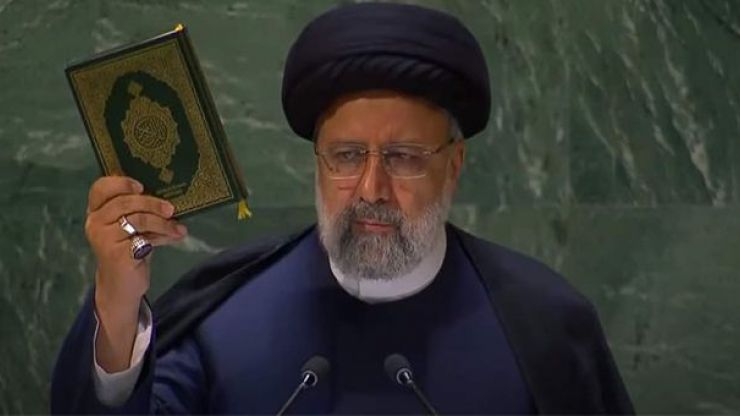 تقرير ... رفع الرئيس الإيراني للقرآن الكريم على منبر الأمم المتحدة يستحق التقدير